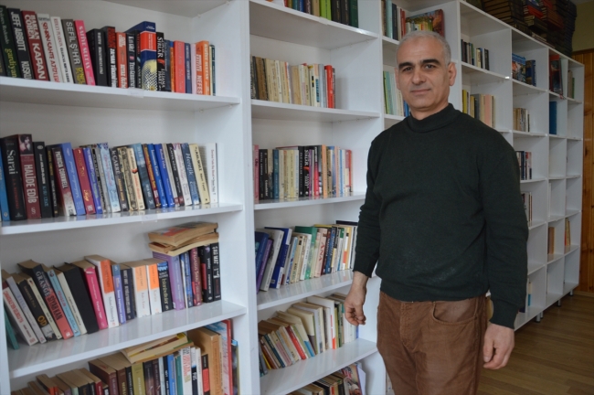 Mahalle muhtarının kurduğu mini kütüphaneye destek yağıyor